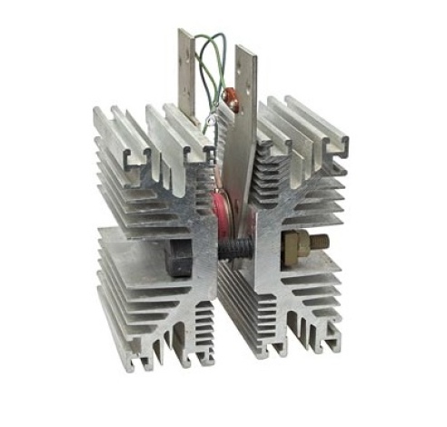 Tiristorius T253-800-24 su radiatoriumi